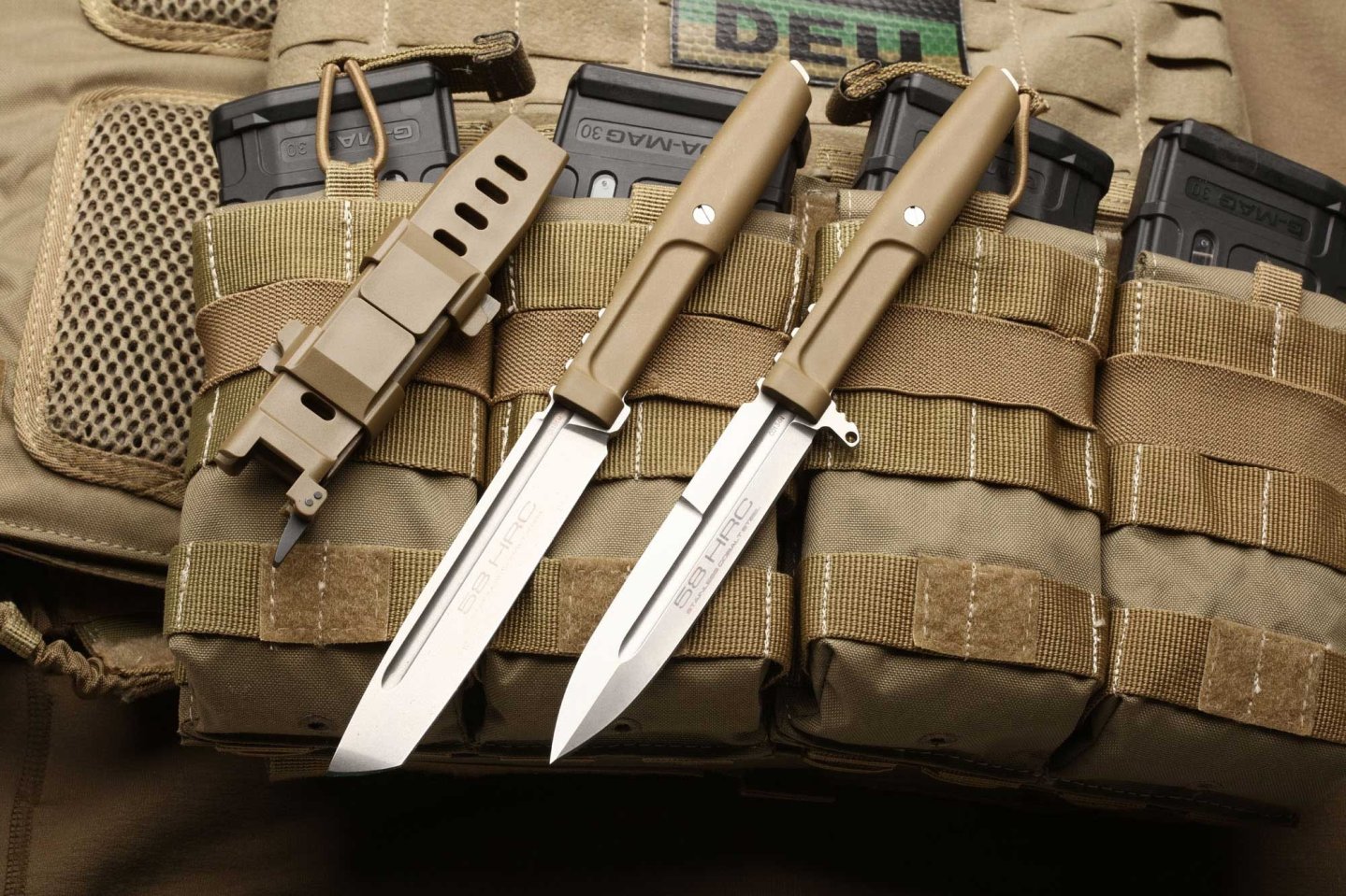 Nur noch Messer mit 6 cm Klingenlänge erlaubt? 2 taktische Messer und eine Scheide auf einer Weste.