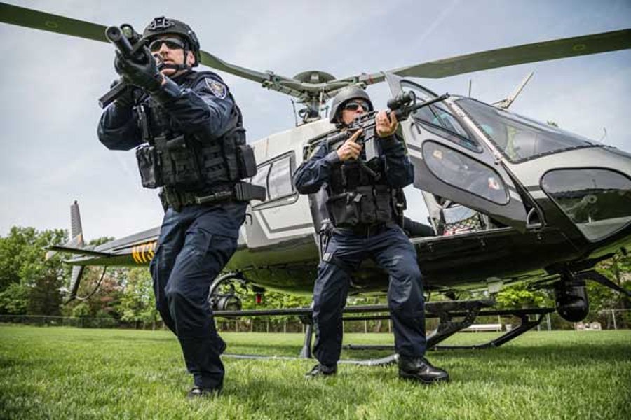 MILIPOL 2017: Fachmesse für Polizei und Militär Polizeikräfte im Einsatz vor Helikopter