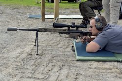 MINOX Long-Range-Seminar: Wie gelingt es, auf die lange Distanz besser zu schießen? Schütze mit Steelcore Cyclone Präzisionsgewehr in .308 Winchester im liegenden Anschlag.