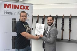 MINOX Long-Range-Seminar: Wie gelingt es, auf die lange Distanz besser zu schießen? VISIER-11-2018-Minox-Long-Range-Seminar-Alexander-Losert-links-bekommt-Zertifikat.jpg