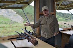 MINOX Long-Range-Seminar: Wie gelingt es, auf die lange Distanz besser zu schießen? VISIER-11-2018-Minox-Long-Range-Seminar-Andrew-Venables-erklaert-KK-Gewehre.jpg