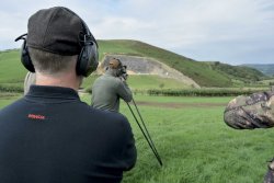 MINOX Long-Range-Seminar: Wie gelingt es, auf die lange Distanz besser zu schießen? VISIER-11-2018-Minox-Long-Range-Seminar-Andrew-Venables-schiesst-vom-Stock.jpg