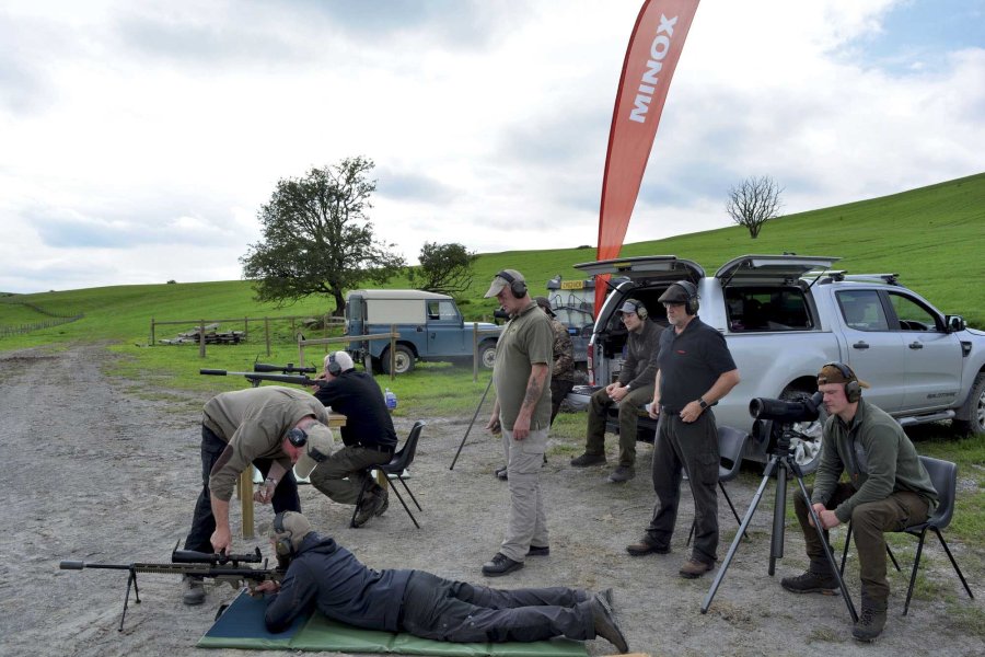 MINOX Long-Range-Seminar: Wie gelingt es, auf die lange Distanz besser zu schießen? VISIER-11-2018-Minox-Long-Range-Seminar-Gruppe-am-850m-Stand.jpg