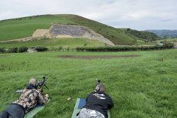 MINOX Long-Range-Seminar: Wie gelingt es, auf die lange Distanz besser zu schießen? VISIER-11-2018-Minox-Long-Range-Seminar-Soeren-Ahnert-links-und-Alexander-Losert-schiessen-auf-200m.jpg