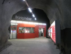 Wo bitte geht’s zum nächsten Schießkino? Wo bitte geht’s zum nächsten Schießkino?