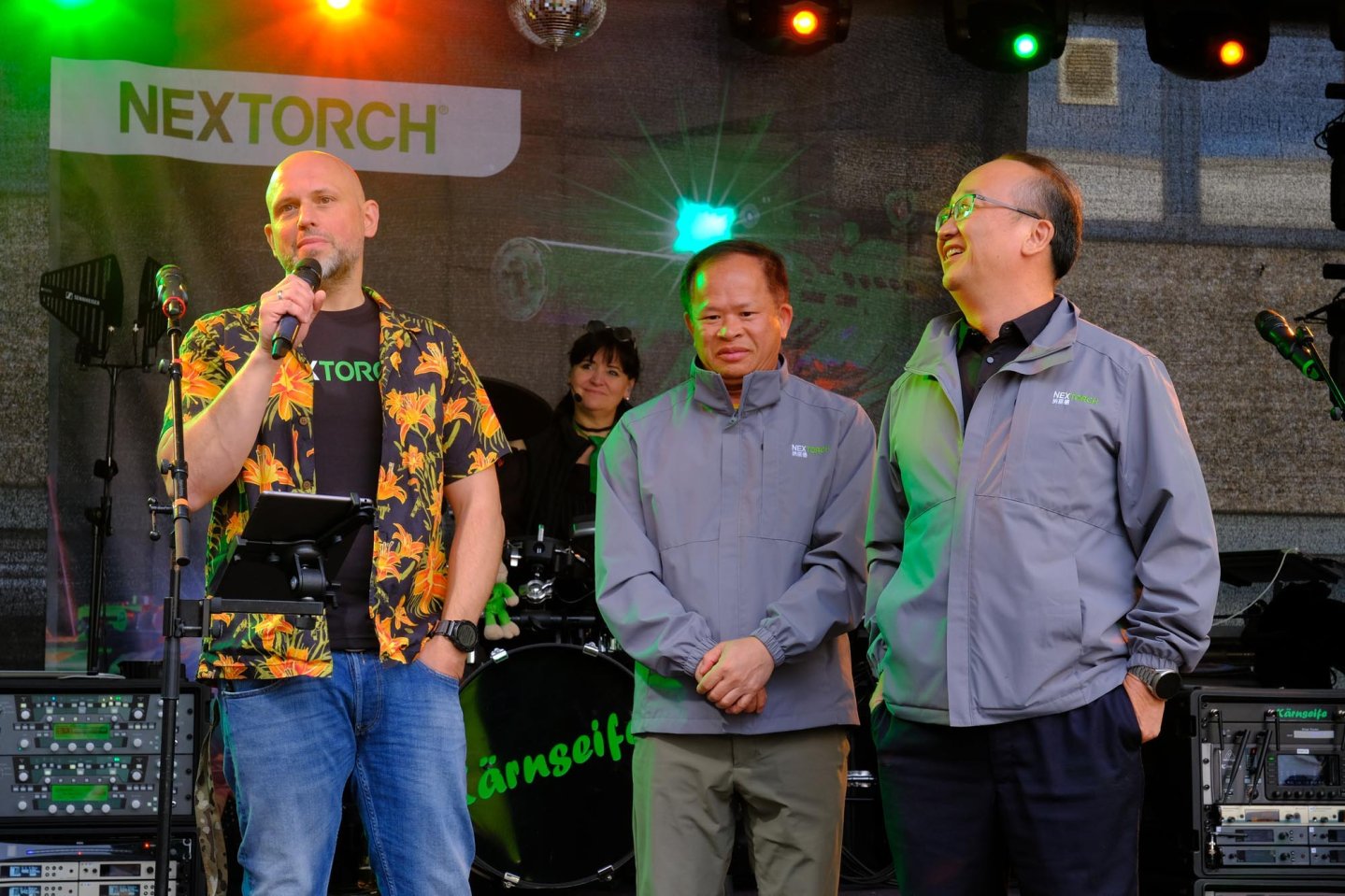 Feierliches Event bei Nextorch Deutschland: 20. Jubiläum und neuer Firmensitz Peter Koch (Geschäftsführer Nextorch Deutschland GmbH), Zhao "Walker" Guofei (Mitglied der Geschäftsführung Nextorch China) und Liang "Robin" Bing (Geschäftsführer Nextorch China).