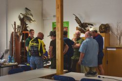 1. Norddeutscher TAIPAN Cup 2019 Eine Gruppe Teilnehmer unterhält sich mit Fritz Schmickler vom CZ-TopShot Competition Shooting Team