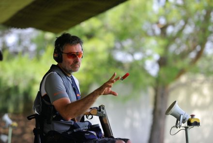 Parasport: Besuch beim Para-Trap-Schützen Thomas Höfs Flintenschütze wirft Hülse.