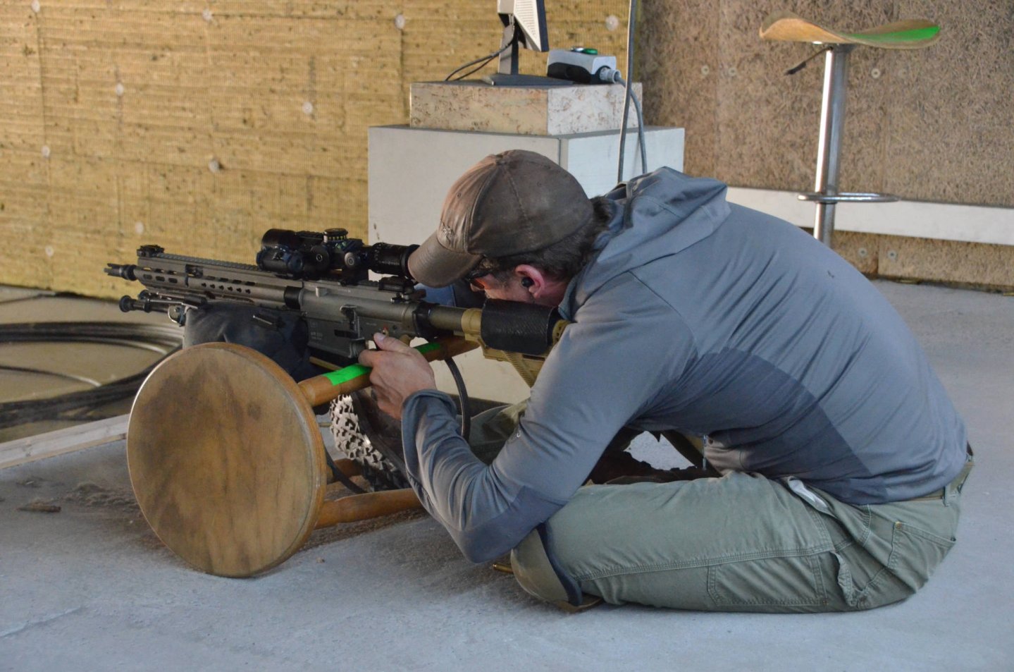 Schießen vom Barhocker als Auflagefläche.