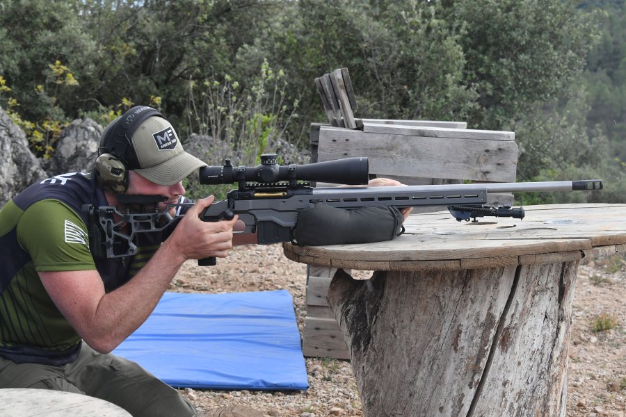 PRS Longe Range-Event mit Repetierbüchsen von Savage, Zielfernrohren von Leupold und Munition von Hornady Matt Alwine, hier beim Schießen mit einer Savage 110 Elite Precision mit Leupold Mark 5 HD 7-35x56, ist Profischütze und ein absoluter Experte im Windlesen und Auffinden von Zielen im Gelände.