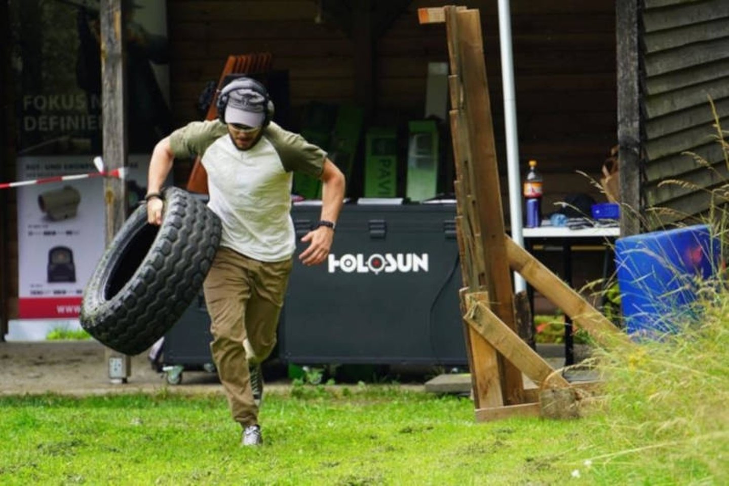 PSA Range Days 2020 – wir berichten vom Event der PAA Shooting Academy in Tschechien Schütze läuft mit einem großen Reifen unter dem Arm.