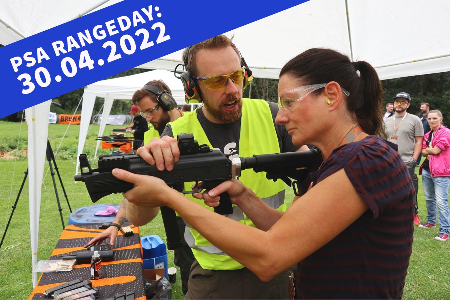 PSA Rangeday am 30.04.2022 in der Nähe von Pilsen in Tschechien: Programm und Teilnahme Schießlehrer leitet auf dem Schießstand an.