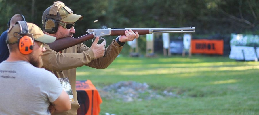 PSA Rangeday am 30.04.2022 in der Nähe von Pilsen in Tschechien: Programm und Teilnahme Schütze mit Unterhebelrepetierer.