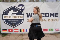 PSC OPEN powered by MAK – IPSC Level III Match im Schießsport-Mekka Philippsburg Tanja Loch vor dem Banner.