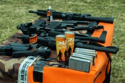 Range Day 2019 in Tschechien: Eventbericht von der PAA Shooting Academy Selbstladewaffen auf einem roten Tisch umringt von Munition.