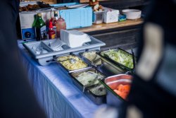Range Day 2019 in Tschechien: Eventbericht von der PAA Shooting Academy Reichhaltiges Buffet auf einem Tisch.