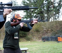 Range Day 2019 in Tschechien: Eventbericht von der PAA Shooting Academy Zwei Schützen im Anschlag mit Selbstladebüchsen. Eine AR und eine AK Plattform.