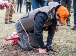 Range Day 2019 in Tschechien: Eventbericht von der PAA Shooting Academy Frau versorgt eine Schusswunde an einem Simulator.