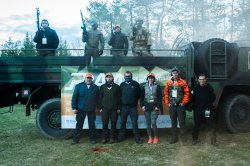 Range Day 2019 in Tschechien: Eventbericht von der PAA Shooting Academy Veranstaltungsteilnehmer vor einem LKW. Auf dem LKW weitere Menschen mit Selbstladebüchsen.