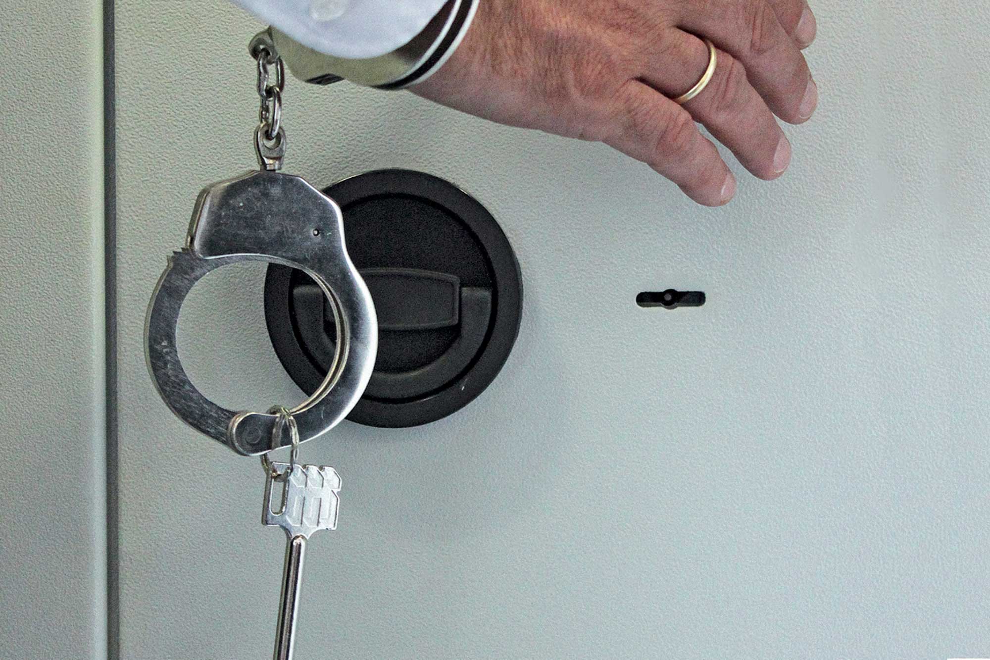 waffengesetz: Neues OVG Urteil: Schlüssel zu einem Waffenschank sind in einem Behältnis aufzubewahren, das denselben Sicherheitsstandards entspricht wie für Waffen und Munition.