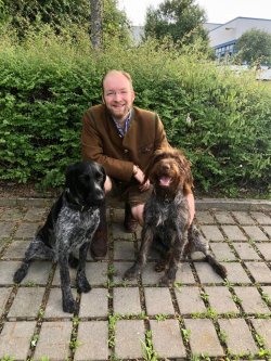 Recknagel: Hersteller von Montagen, Schalldämpfern & Co mit neuem Eigentümer Dr. Moritz Fehrer mit seinen Jagdhunden.
