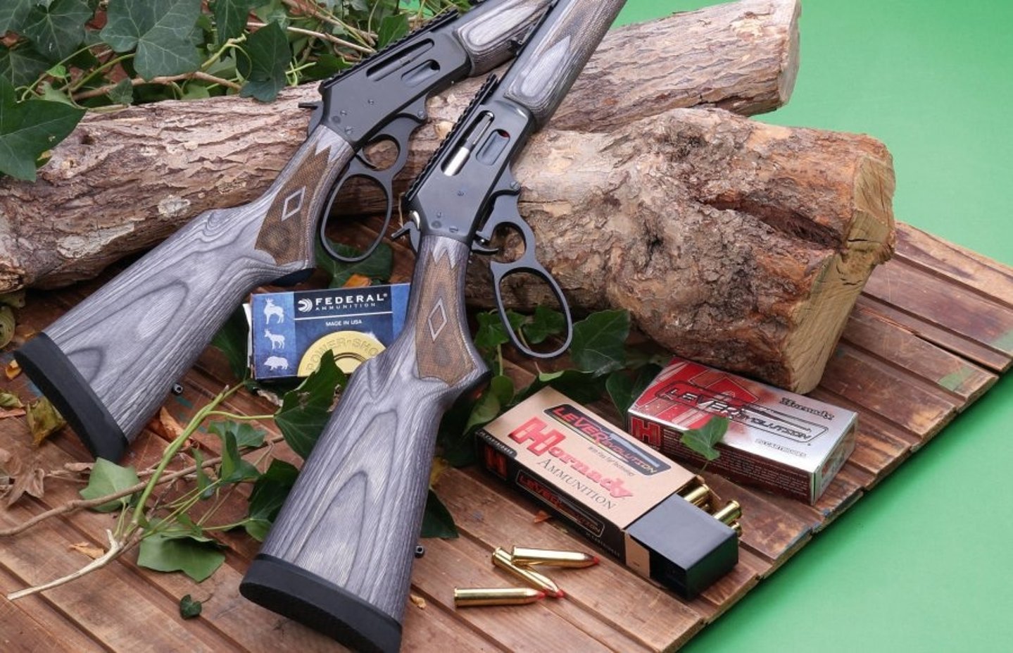 Zwei Lever-Action-Waffen nebeneinander.