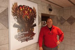 Neue Wege im Schießsport: Online-Schießpraxis-Webinare des Schiesssport-Centrums Kosiol Falk Kosiol neben dem Logo seines Schiesssport-Centrums