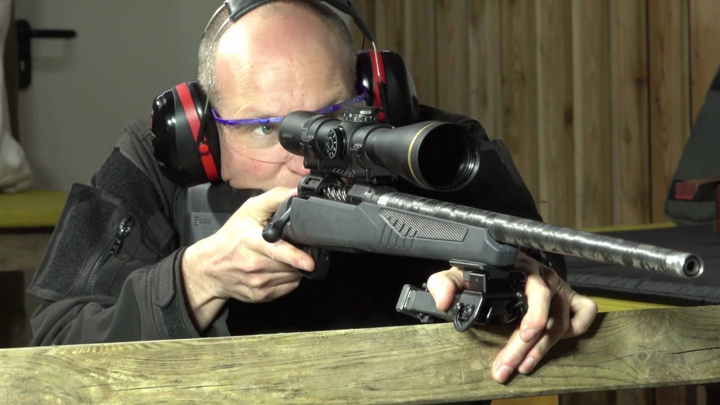 Michael Fischer mit einer Savage auf dem Schießstand