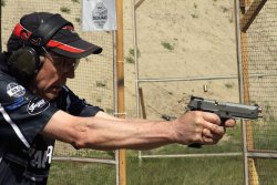 Neue Schießanlage in Polen: Vor Ort auf dem neuen Schießstand Wiechlice Heribert Bettermann im Schuss auf der neuen Schießanlage.