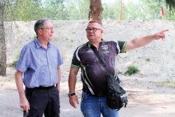 Neue Schießanlage in Polen: Vor Ort auf dem neuen Schießstand Wiechlice Investor Josef Ullmann neben IPSC-Legende Heribert Bettermann.