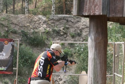 Neue Schießanlage in Polen: Vor Ort auf dem neuen Schießstand Wiechlice Schütze mit einem Karabiner im Wettkampf.