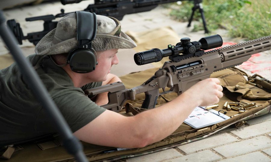 Schmidt & Bender Range Days 2025 in Ungarn: Das erste offizielle Longrange-Event des Zielfernrohr-Herstellers Schmidt & Bender Meta 3-18x42 Zielfernrohr auf einem Steyr SSG 01 Präzisionsgewehr
