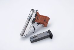 Übersicht Schreckschusswaffen: Gaswaffen in der Praxis und Kleiner Waffenschein Verzierte Schreckschusspistole mit Magazin außerhalb der Waffe.