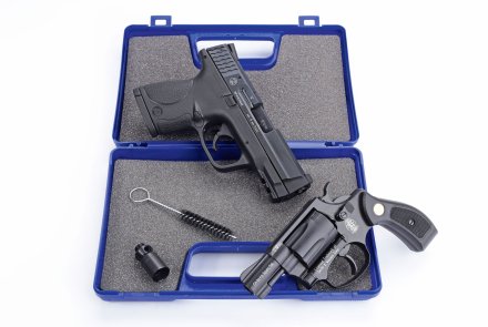 Übersicht Schreckschusswaffen: Gaswaffen in der Praxis und Kleiner Waffenschein Zwei Schreckschusswaffen im Koffer.