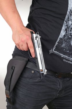 Übersicht Schreckschusswaffen: Gaswaffen in der Praxis und Kleiner Waffenschein Schreckschusspistole aus einem Gürtelholster gezogen.