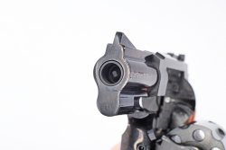 Übersicht Schreckschusswaffen: Gaswaffen in der Praxis und Kleiner Waffenschein Mündung eines Schreckschussrevolvers, Laufsperre nach PTB-Vorschrift deutlich sichtbar.