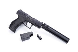 Übersicht Schreckschusswaffen: Gaswaffen in der Praxis und Kleiner Waffenschein Gaspistole Walther PPQ mit Ladehilfe, Abschussbecher und Schalldämpfer.