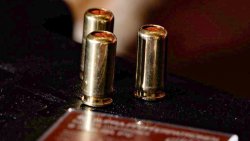 Welche Kaliber für Schreckschusswaffen gibt es?
Hier sehen wir das Kaliber 9 mm P.A.K. 9 mm P.A.K mit Pfeffer- bzw. OC-Reizstoff.