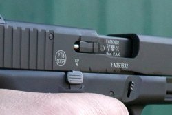Das PTB  Zeichen im Kreis. Nur geprüfte Schreckschusswaffen dürfen das Zeichen führen. "PTB im Kreis" auf einer Umarex GLOCK 17 in 9 mm P.A.K..