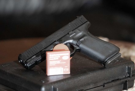 Eine Schreckschusspistole. Die Umarex GLOCK G17.  Umarex GLOCK G17 im Kaliber 9 mm P.A.K..