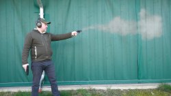 Eine Schreckschusswaffe im Einsatz auf dem Schießstand. Gaswolke eines Schreckschussrevolvers.