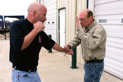 Selbstverteidigung und waffenlose Abwehr Teil 4 - Der Griff an den Kragen Ausführung eines Hammerschlags zur Abwehr eines linken Kragengriffs. Demonstriert von zwei Männern.