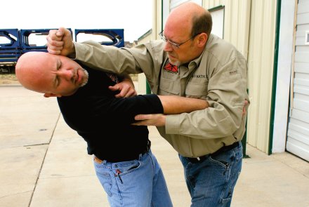 Selbstverteidigung und waffenlose Abwehr Teil 4 - Der Griff an den Kragen Das Opfer kontrolliert den rechten Ellbogen seines Angreifers zur Selbstverteidigung.