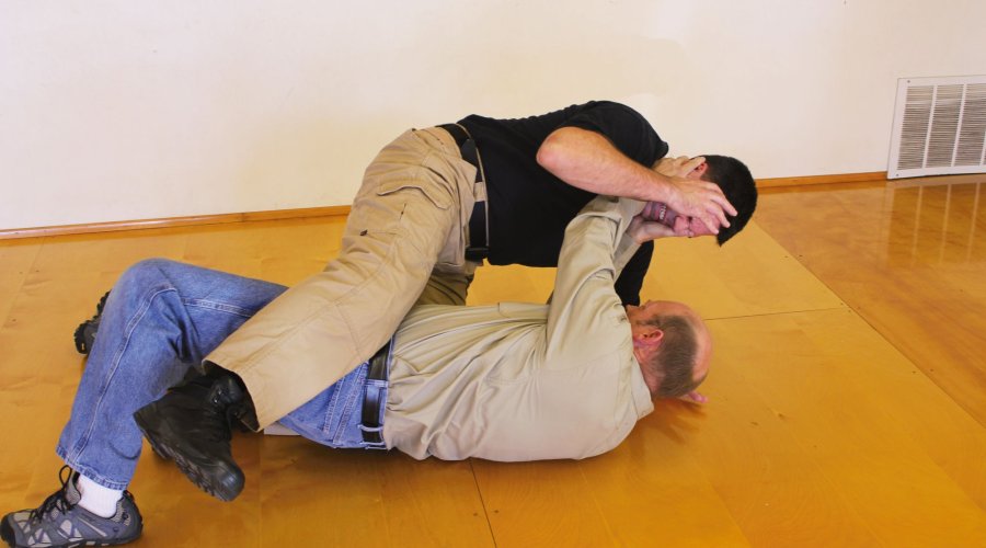 Abfolge zur Selbstverteidigung, wenn der Gegner auf einem sitzt. Teil vier, Rolle.
