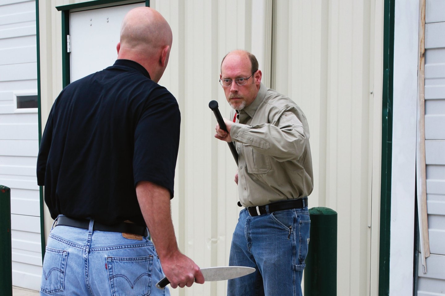 Selbstverteidigung und waffenlose Abwehr Teil 8 - Abwehrtechniken mit dem Gehstock Demonstration des Gehstocks als Verteidigungsinstrument in einer Notwehrsituation.