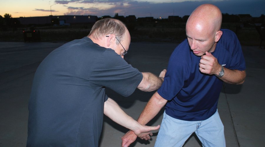 Selbstverteidigung und waffenlose Abwehr Teil 13 - Messerabwehr: Die Kontrollposition Abwehrserie mit abschließener Kontrollposition .