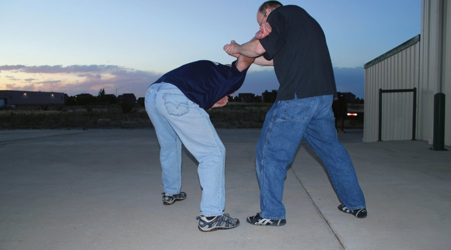 Selbstverteidigung und waffenlose Abwehr Teil 13 - Messerabwehr: Die Kontrollposition Abwehrserie mit abschließener Kontrollposition.