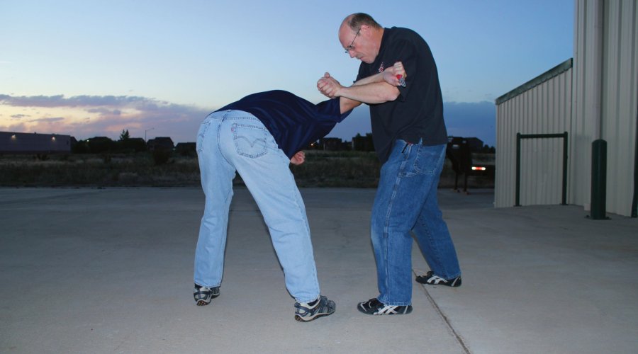 Selbstverteidigung und waffenlose Abwehr Teil 13 - Messerabwehr: Die Kontrollposition Abwehrserie mit abschließener Kontrollposition.