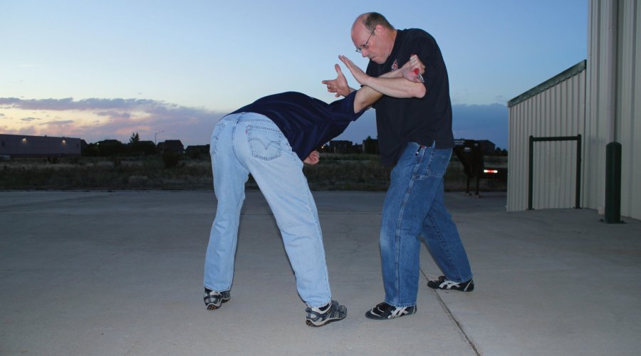 Selbstverteidigung und waffenlose Abwehr Teil 13 - Messerabwehr: Die Kontrollposition Abwehrserie mit abschließener Kontrollposition.