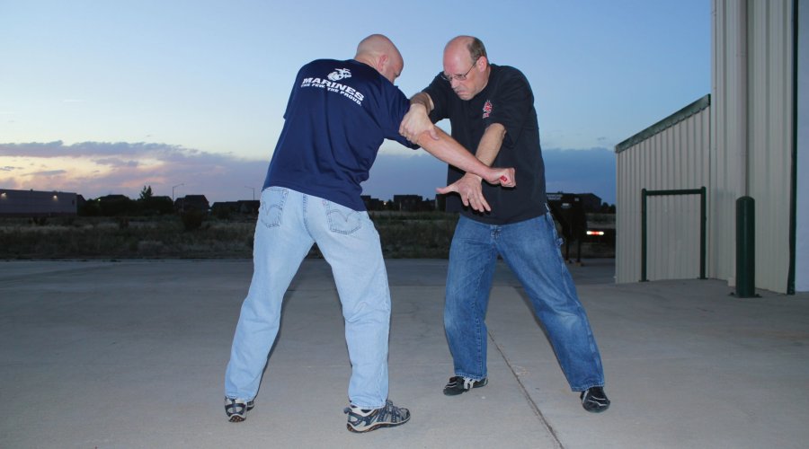 Selbstverteidigung und waffenlose Abwehr Teil 13 - Messerabwehr: Die Kontrollposition Abwehrserie mit abschließener Kontrollposition.